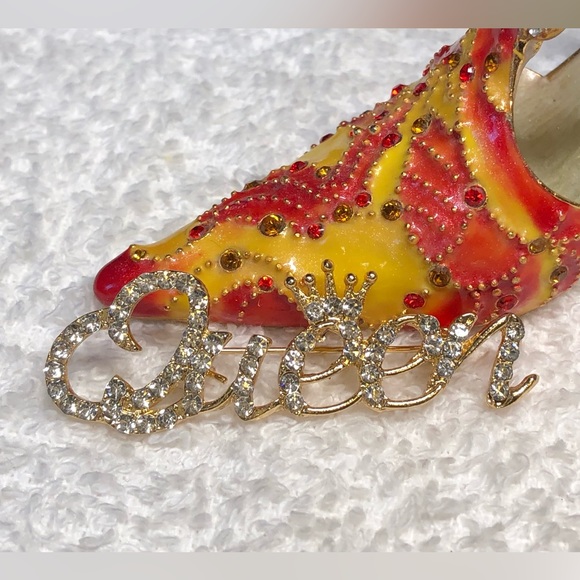 👑Pretty gold and rhinestone QUEEN brooch/pin - Picture 4 of 9